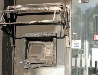 Εύβοια: Ατίναξαν ATM και διέφυγαν με λεία 65,000 ευρώ (φωτό)